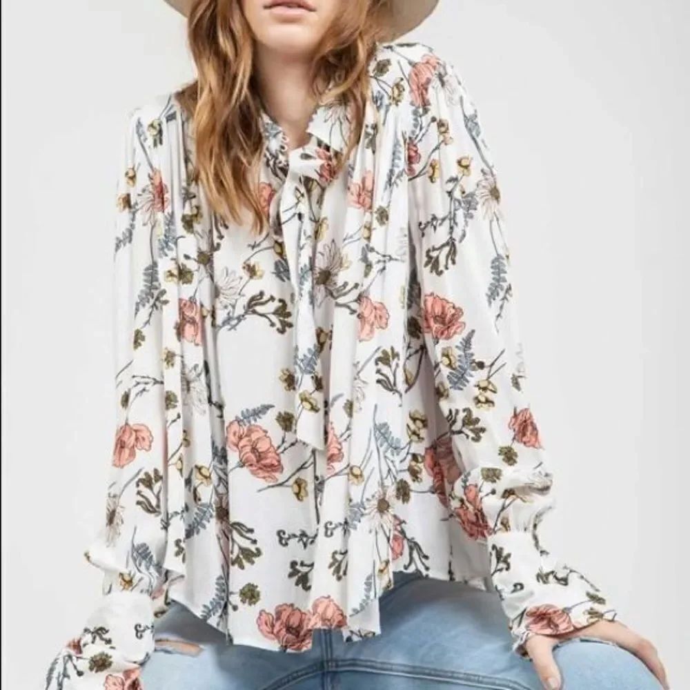 ✨ Lala Floral Top✨ - Picture 2 of 4
